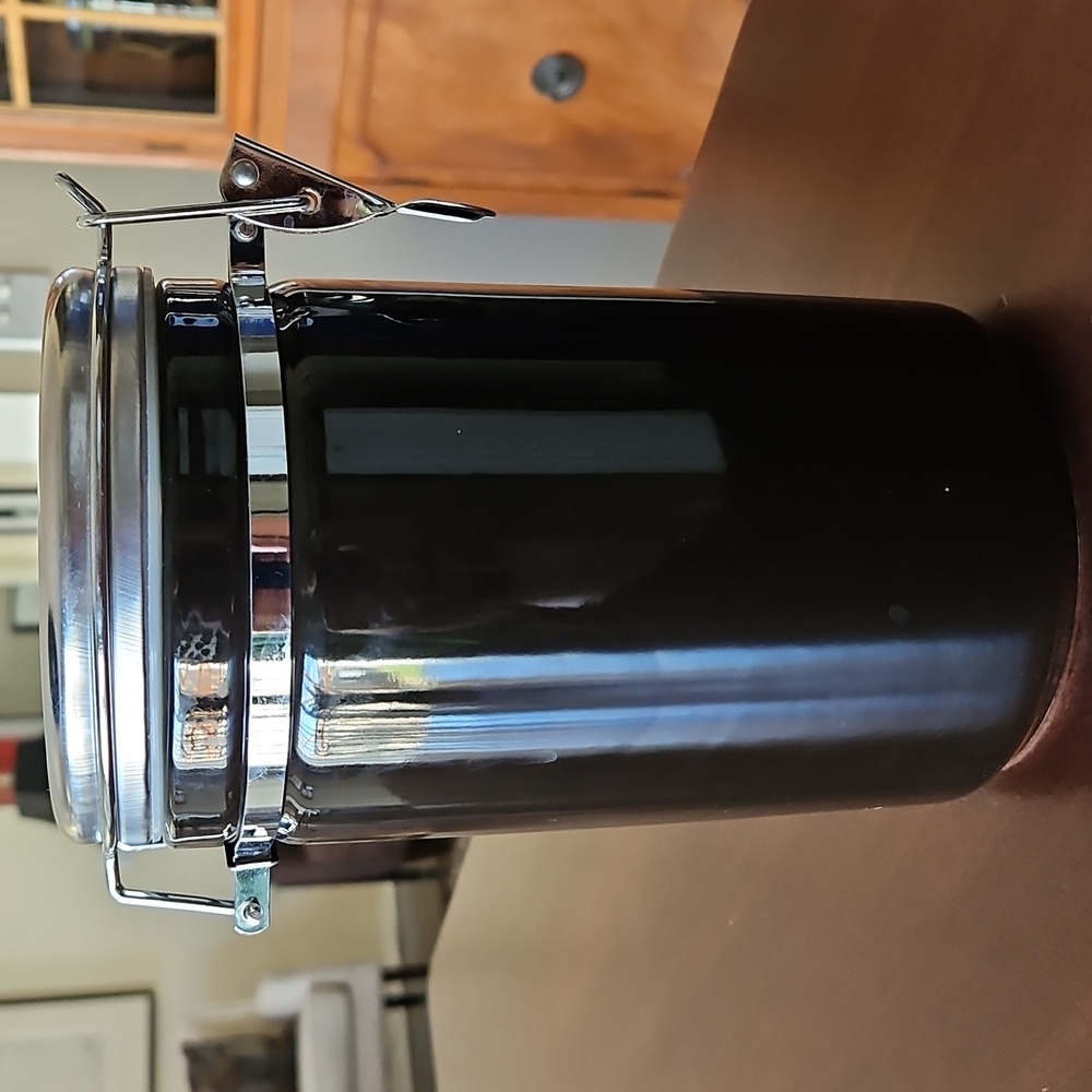 ANCHOR HOCKING Black Canister with Rubber Seal Metal Lid